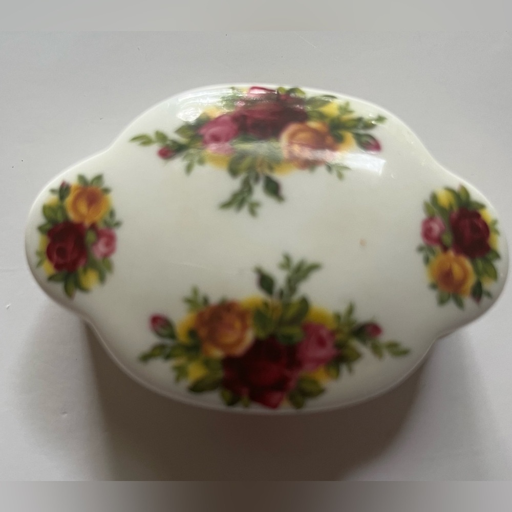 Vintage Royal Albert China trinket / pill box